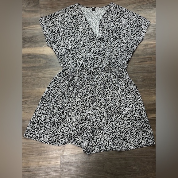 Uniqlo Black and White Floral Midi Dress - Picture 4 of 5